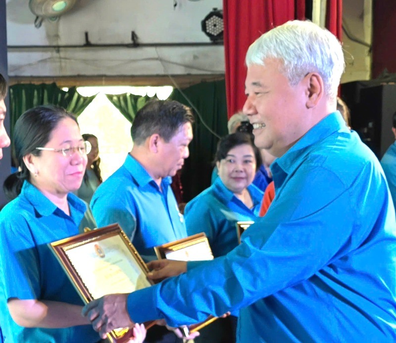 Mr. Vo Khac Thai - Chairman of the Ho Chi Minh City Labor Federation awarded Certificates of Merit of the Ho Chi Minh City Labor Federation to collectives and individuals who have performed well in the work of inspecting trade unions. Photo: Nam Duong