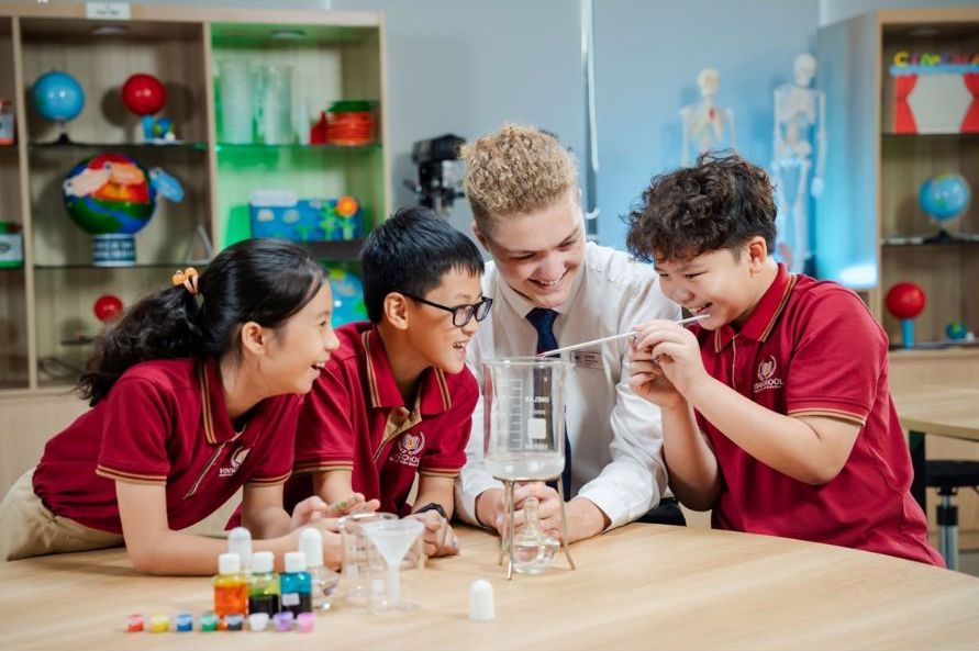 Dinh huong day hoc theo chuan dau ra phat trien cho hoc sinh cac nang luc cot loi nhu tu duy phan bien, giai quyet van de va ung dung thuc tien.