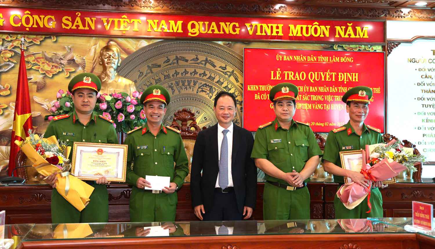 The Chairman of Lam Dong Provincial People's Committee commended the forces that pursued and arrested the suspect who caused the robbery at a gold shop in Di Linh district. Photo: Lam Hong