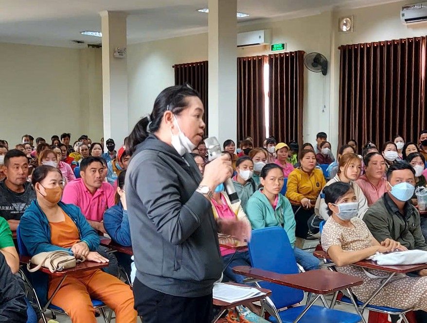 Workers of Vinh Thong Trading and Service Company Limited continue to stop working collectively to demand unpaid wages. Photo: Duc Long