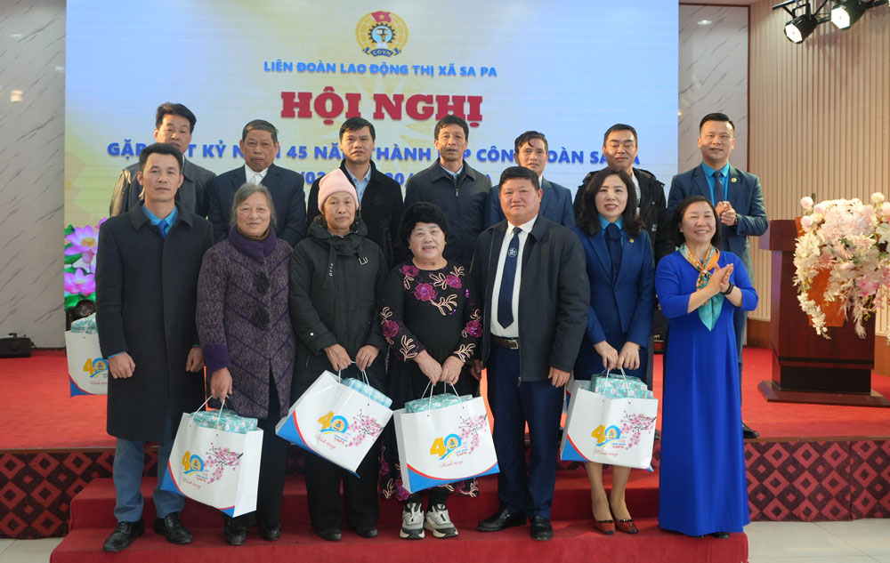 Gặp gỡ, tặng quà cán bộ công đoàn Sa Pa qua các thời kỳ. Ảnh: Xuân Hồng