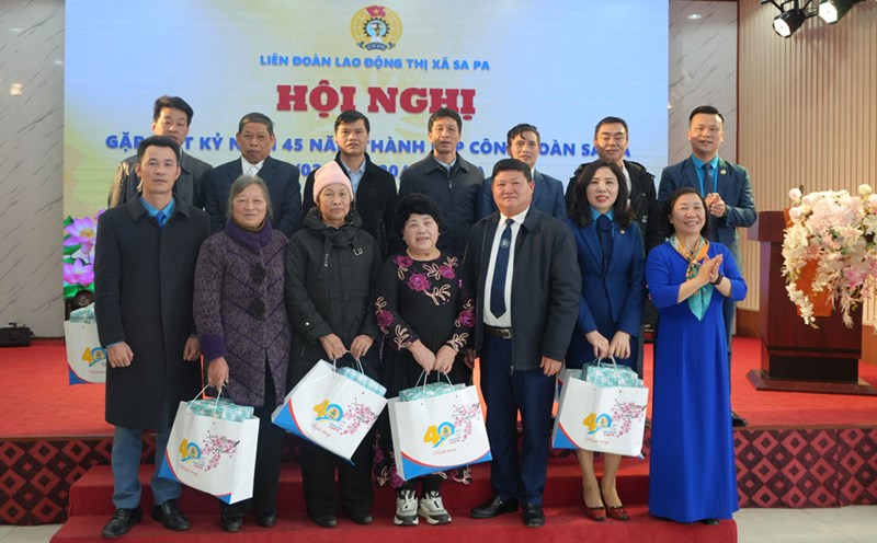 Meeting and giving gifts to Sa Pa union officials through the ages. Photo: Xuan Hong