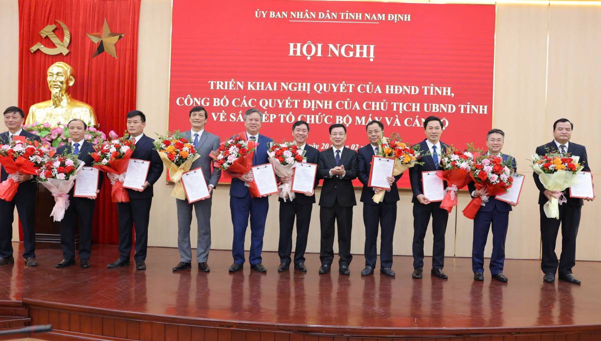 Chairman of Nam Dinh Provincial People's Committee Pham Dinh Nghi presented the Decisions and presented flowers to congratulate the collective leadership of the provincial Department of Agriculture and Environment. Photo: Ha Vi