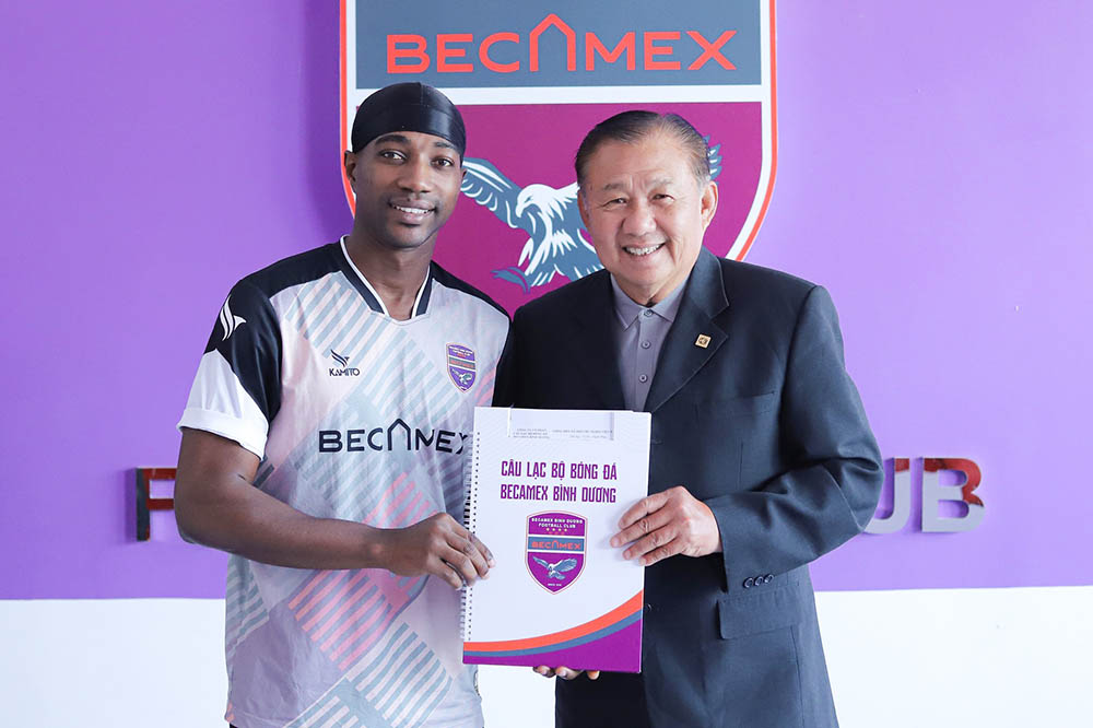 Cheick Timite during the signing of the contract with Binh Duong. Photo: Binh Duong Club