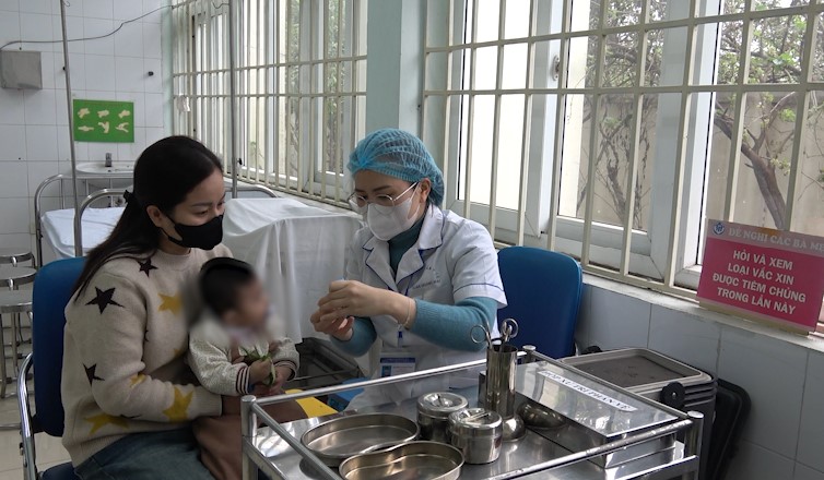 Hanoi widely vaccinates against measles, strengthens immunity for children