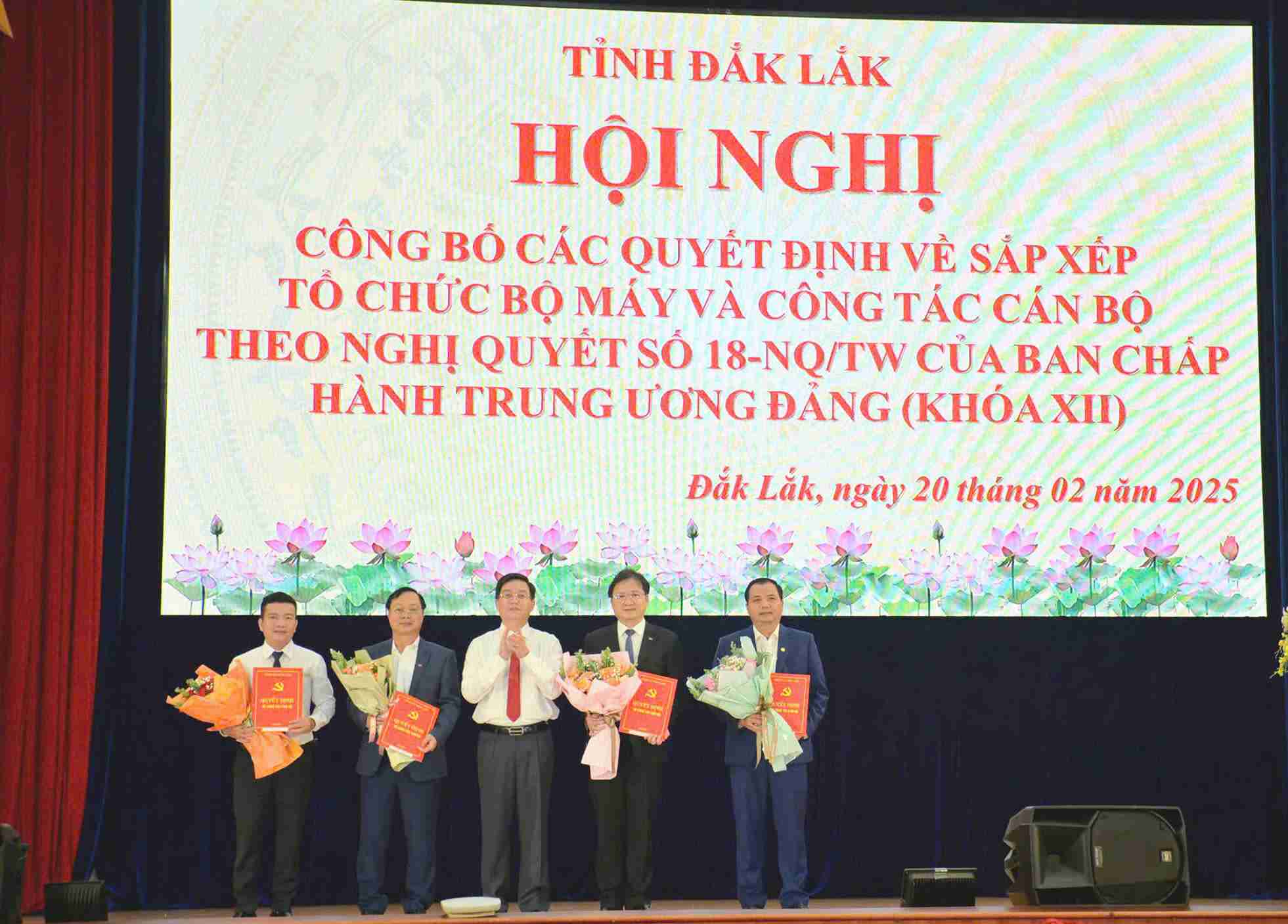 Leaders of the Dak Lak Provincial Party Committee presented the appointment decisions to the officials. Photo: Bao Trung