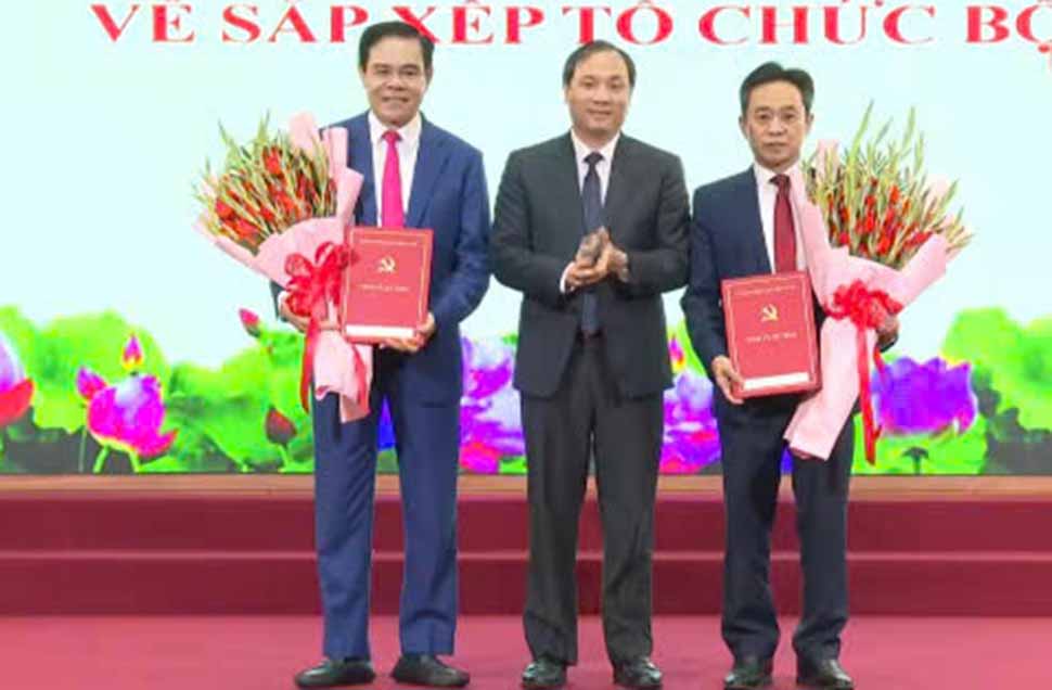 Provincial Party Secretary Hoang Trung Dung presented the decision to establish the Party Committee of the Provincial Party Agencies and the Party Committee of the Provincial People's Committee to Mr. Tran The Dung and Mr. Vo Trong Hai. Photo: Tran Tuan.