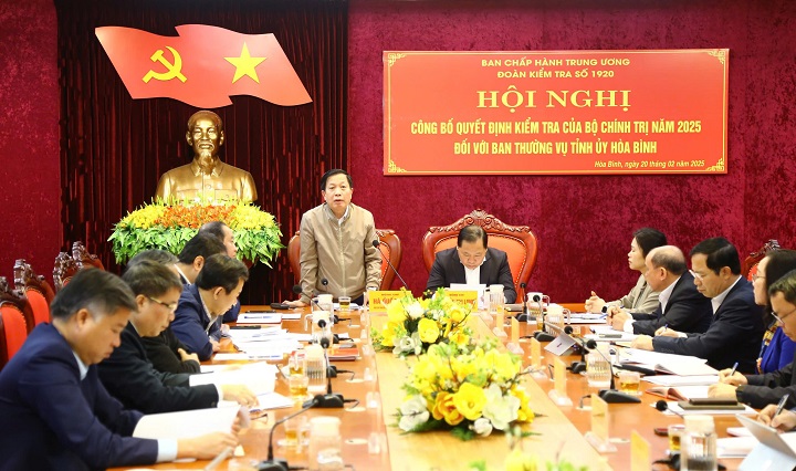Announcing the Politburo's Inspection Decision for 2025 for the Standing Committee of the Hoa Binh Provincial Party Committee. Photo: Le Hue