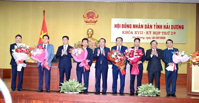 UBND tinh Hai Duong tang hoa, chuc mung cac lanh dao vua duoc mien nhiem, bau bo sung Uy vien UBND tinh. Anh: Cong TTDT tinh Hai Duong