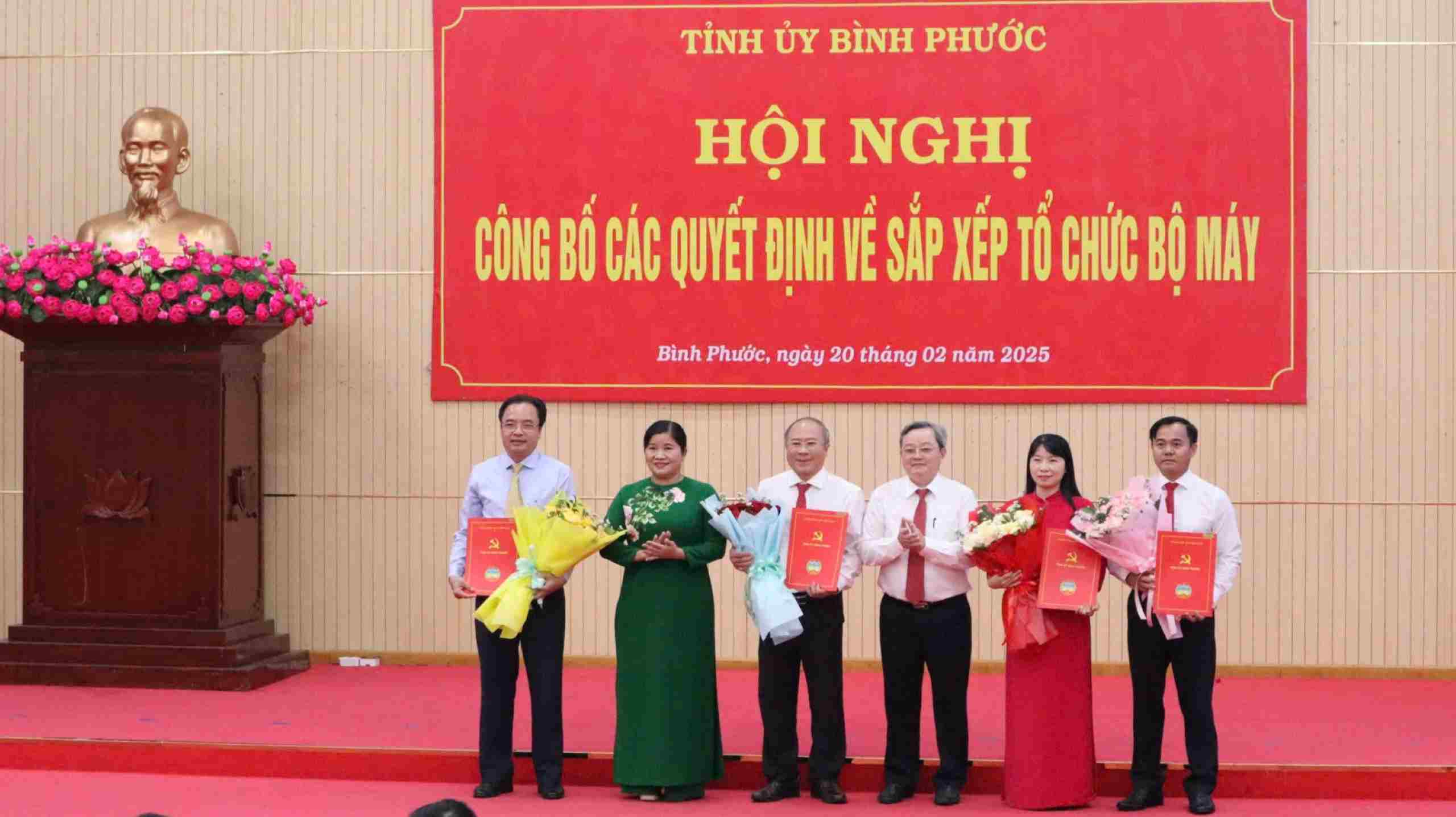 Binh Phuoc provincial leaders presented decisions on the transfer and appointment of many key leaders in Binh Phuoc province. Photo: Dinh Trong
