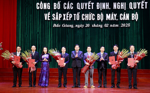 The Standing Committee of the Bac Giang Provincial Party Committee presented the Decision and presented flowers to congratulate the leaders of the Provincial Party Committee's Propaganda and Mass Mobilization Department. Photo: Bac Giang Portal