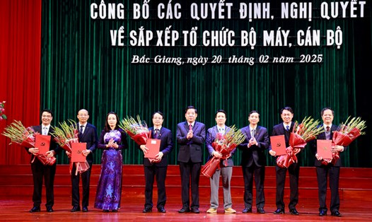 Thường trực Tỉnh ủy Bắc Giang trao Quyết định và tặng hoa chúc mừng lãnh đạo Ban Tuyên giáo và Dân vận Tỉnh ủy. Ảnh: Cổng TTĐT Bắc Giang