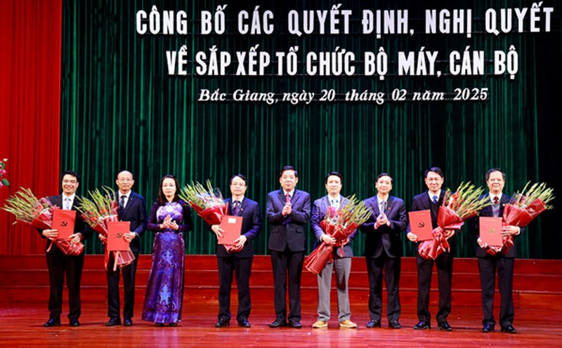 The Standing Committee of the Bac Giang Provincial Party Committee presented the Decision and presented flowers to congratulate the leaders of the Provincial Party Committee's Propaganda and Mass Mobilization Department. Photo: Bac Giang Portal
