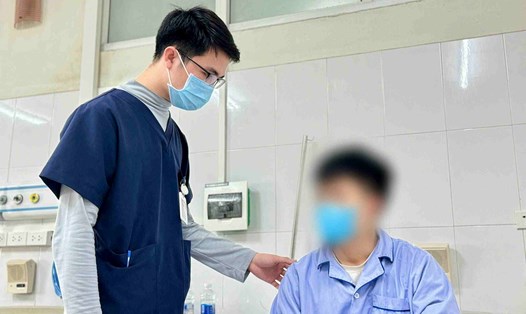 Nam thanh niên mắc 3 loại ký sinh trùng được điều trị tại Bệnh viện Bệnh Nhiệt đới Trung ương. Ảnh: Thanh Đặng