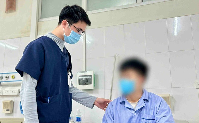 A young man with 3 types of parasites was treated at the Central Hospital for Tropical Diseases. Photo: Thanh Dang