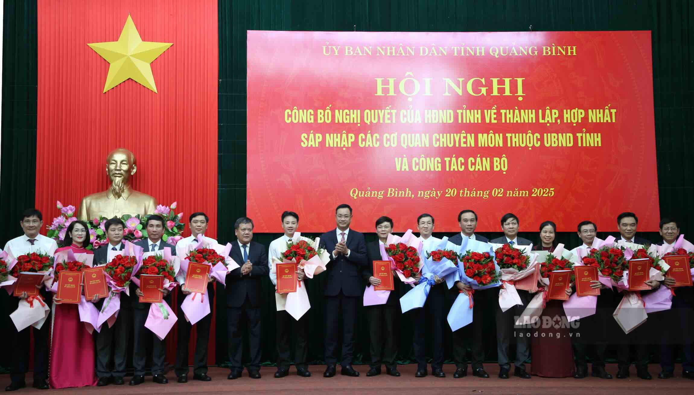 Handing over the decision to the leaders of specialized agencies under the People's Committee of Quang Binh province. Photo: Cong Sang