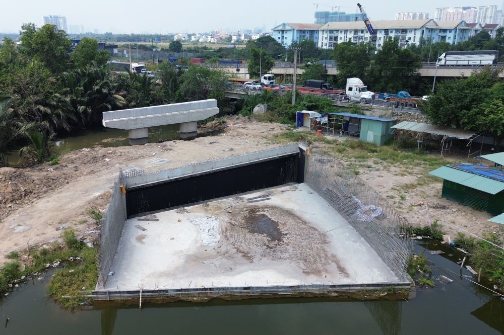 Cau Ky Ha 4 dang tam ngung thi cong vi thieu mat bang. Ảnh: Anh Tu