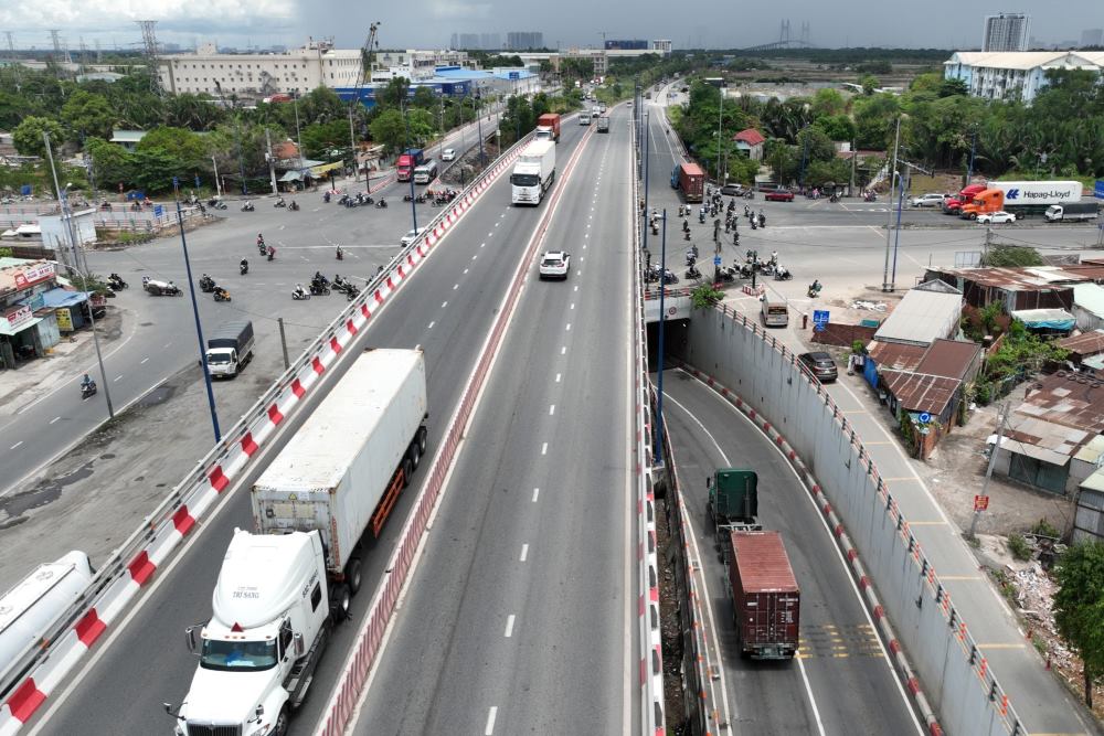 Mot so goi thau da hoan thanh gom: cau Ky Ha 3, cau vuot tren vanh dai 2 (duong Vo Chi Cong) va ham chui re trai tu vanh dai 2 di Cat Lai, cau My Thuy 3 (ke ca duong dan hai dau cau). Ảnh: Anh Tu