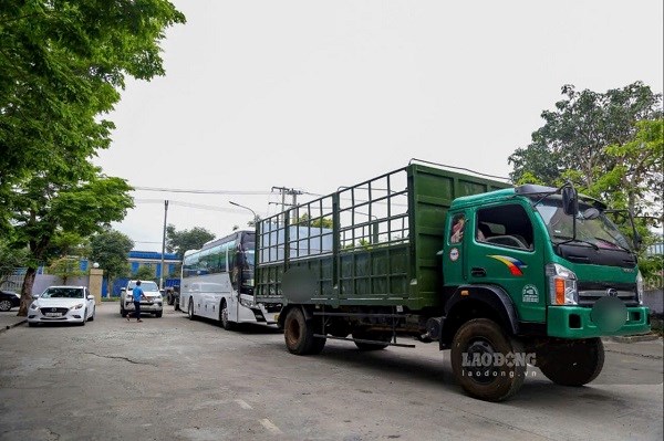Trucks are only allowed to carry people on rescue, relief, natural disaster prevention and control, epidemics or performing emergency tasks. Illustrative photo: Thuy Trang