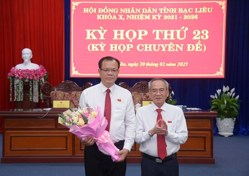 Bi thu Tinh uy, Chu tich HDND tinh Bac Lieu Lu Van Hung tang hoa ong Bui Quoc Nam sau khi duoc HDND mien nhiem thanh vien UBND va thoi lam nhiem vu dai bieu HDND. Anh: Nhat Ho