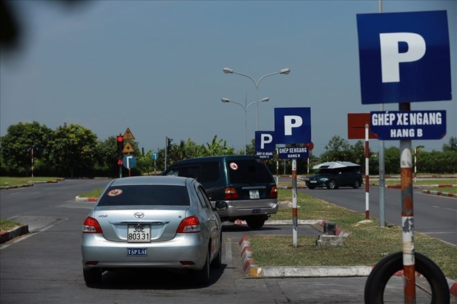 People who have completed the driving training program, are of the age and health prescribed in Article 59 of the Law on Road Traffic Order and Safety and are registered to take the driving test. Illustrative photo: H.Nguyen