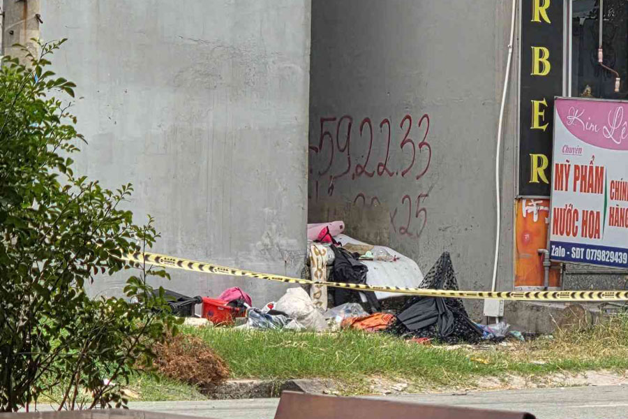 Hiện trường vụ bé trai 4 tháng tuổi tử vong ở lối thoát hiểm. Ảnh: Đình Trọng
