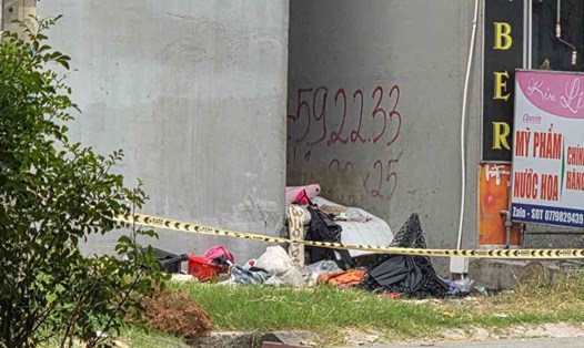 Hiện trường vụ bé trai 4 tháng tuổi tử vong ở lối thoát hiểm. Ảnh: Đình Trọng