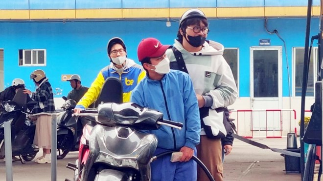 Gasoline prices increased simultaneously from 3:00 p.m. today (February 20), after adjustments by the Ministry of Industry and Trade - Ministry of Finance. Photo: Tuyet Lan