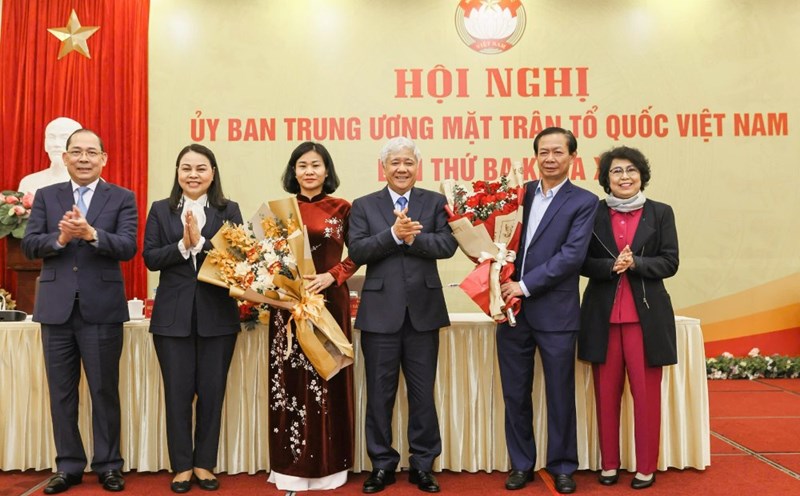The Standing Committee of the Central Committee of the Vietnam Fatherland Front presented flowers to congratulate the two personnel participating in the Central Committee and the Presidium of the 10th Central Committee of the Vietnam Fatherland Front. Photo: Pham Dong