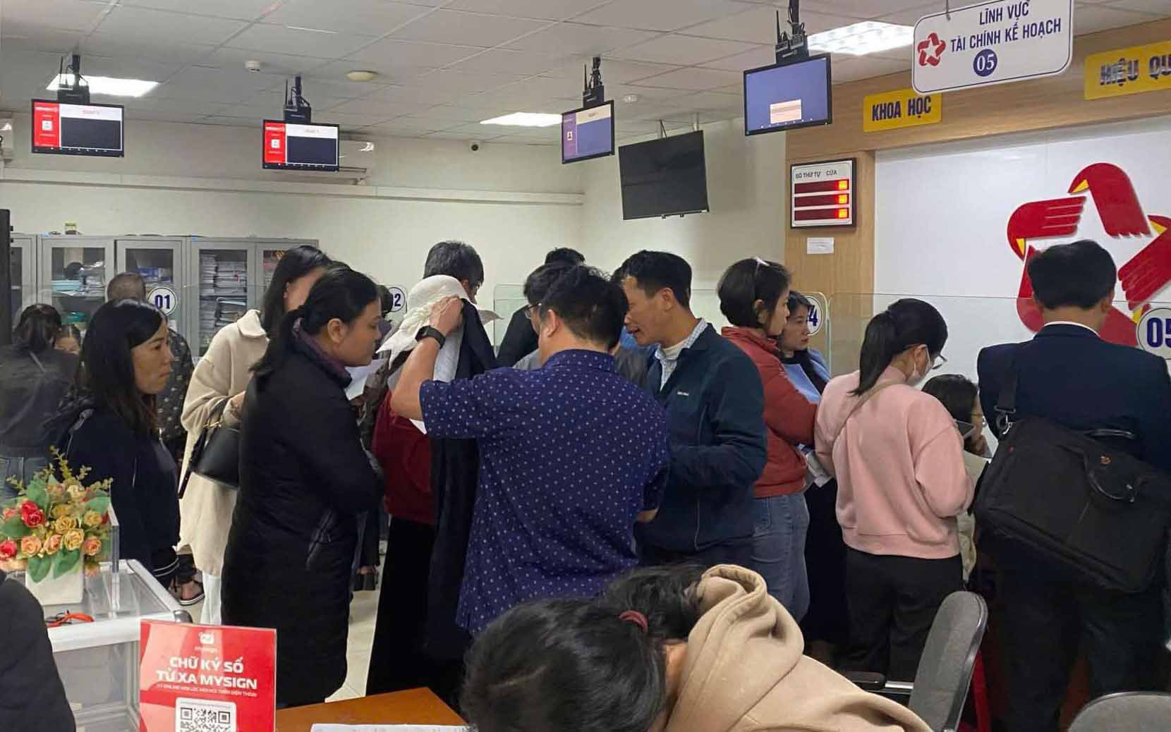 Many people come to the Ha Tinh City Public Administration Center to complete documents and procedures to register to organize extra classes. Photo: Tran Tuan.