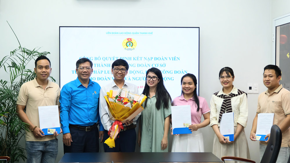 Launching the Executive Board of the Trade Union of Datahouse Asia Consulting Joint Stock Company in Da Nang. Photo: Tra Phuong