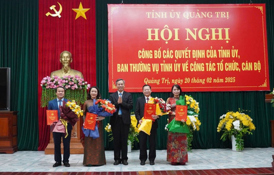 Mr. Nguyen Dang Quang (middle of the photo) - Standing Deputy Secretary of the Quang Tri Provincial Party Committee presented the transfer decision and congratulatory flowers to Ms. Le Thi Thanh, Mr. Tran Van Quang, Ms. Do Thi Ly, Mr. Ho Van Chinh (in order from right). Photo: Hung Tho