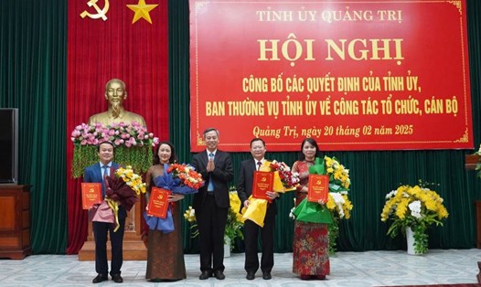 Ông Nguyễn Đăng Quang (giữa ảnh) - Phó Bí thư Thường trực Tỉnh ủy Quảng Trị trao quyết định điều động và hoa chúc mừng cho bà Lê Thị Thanh, ông Trần Văn Quảng, bà Đỗ Thị Lý, ông Hồ Văn Chính (theo thứ tự từ phải sang). Ảnh: Hưng Thơ