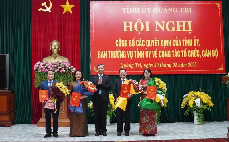 Mr. Nguyen Dang Quang (middle of the photo) - Standing Deputy Secretary of the Quang Tri Provincial Party Committee presented the transfer decision and congratulatory flowers to Ms. Le Thi Thanh, Mr. Tran Van Quang, Ms. Do Thi Ly, Mr. Ho Van Chinh (in order from right). Photo: Hung Tho