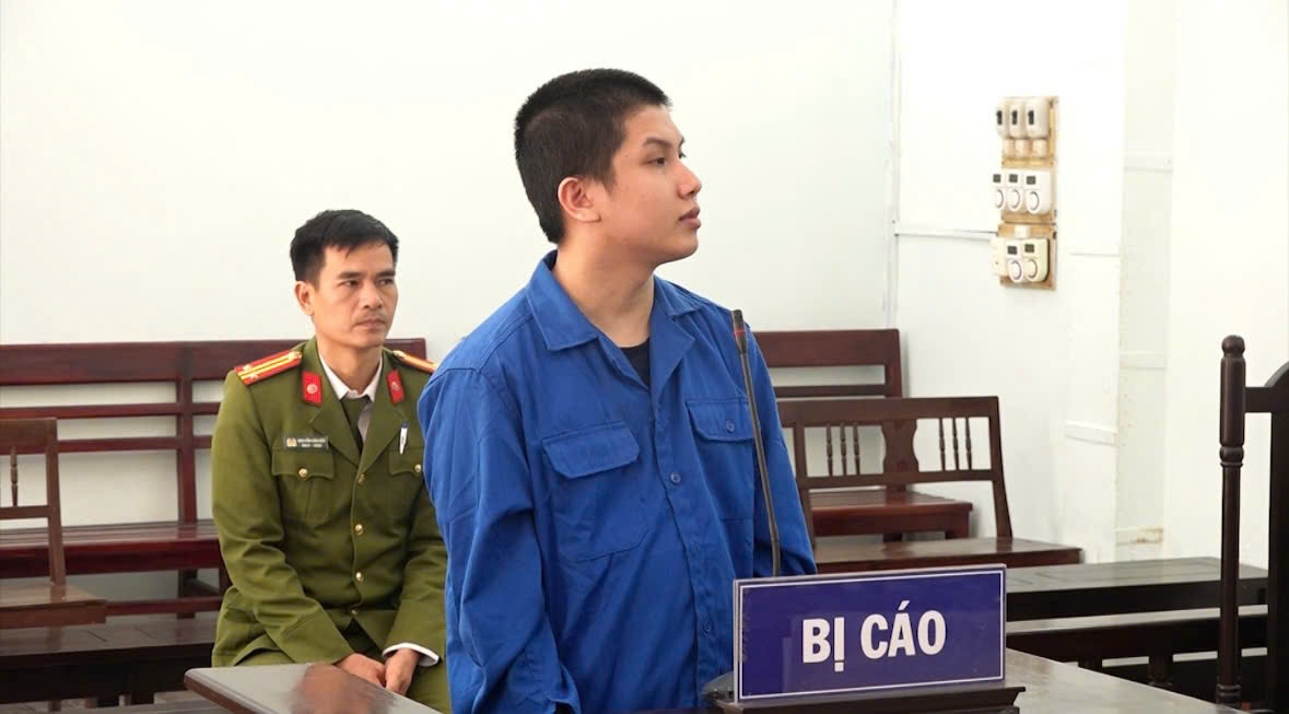 Bị cáo Nguyễn Nhật Huy nhận mức án 1 năm 3 tháng tù về tội Lạm dụng tín nhiệm chiếm đoạt tài sản. Ảnh: C. Định.