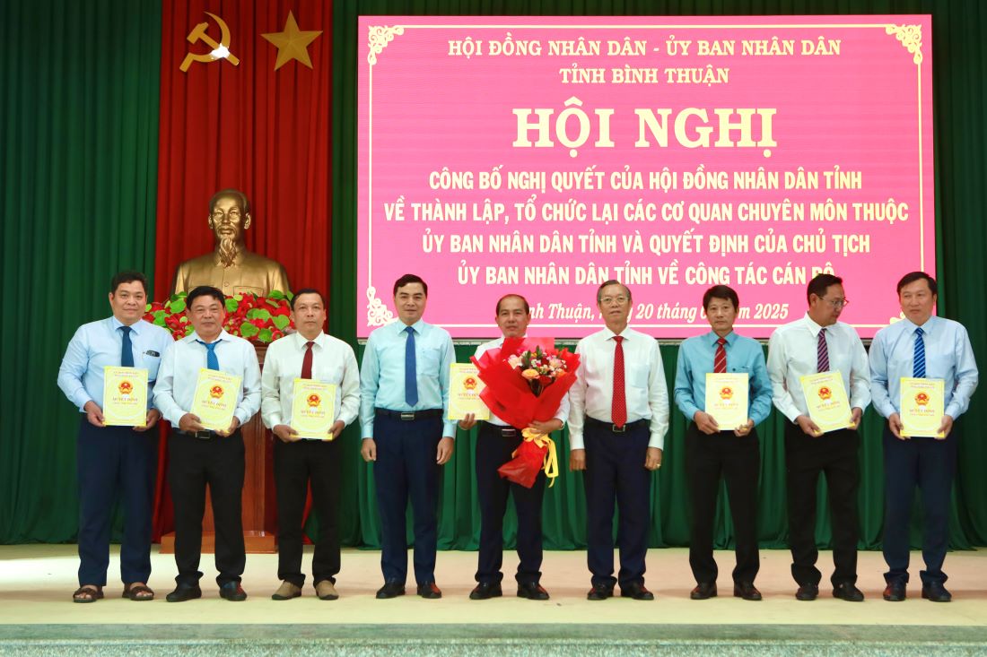 Ông Nguyễn Hoài Anh - Bí thư Tỉnh ủy, Chủ tịch HĐND tỉnh và ông Phan Văn Đăng - Phó Chủ tịch Thường trực UBND tỉnh trao các quyết định và hoa chúc mừng cho Giám đốc và các Phó Giám đốc Sở Xây dựng vừa thành lập. Ảnh: Duy Tuấn 