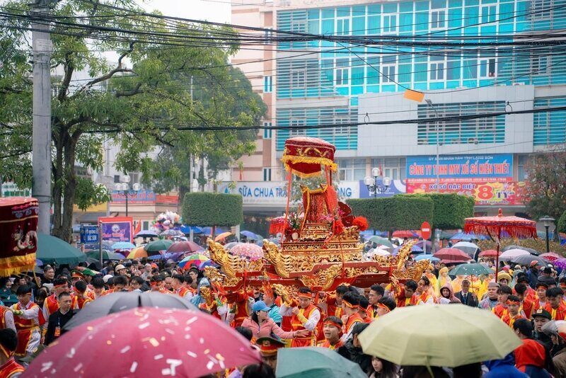 Tourists flock to Lang Son in large numbers during the festival days. Photo: Le Cuong