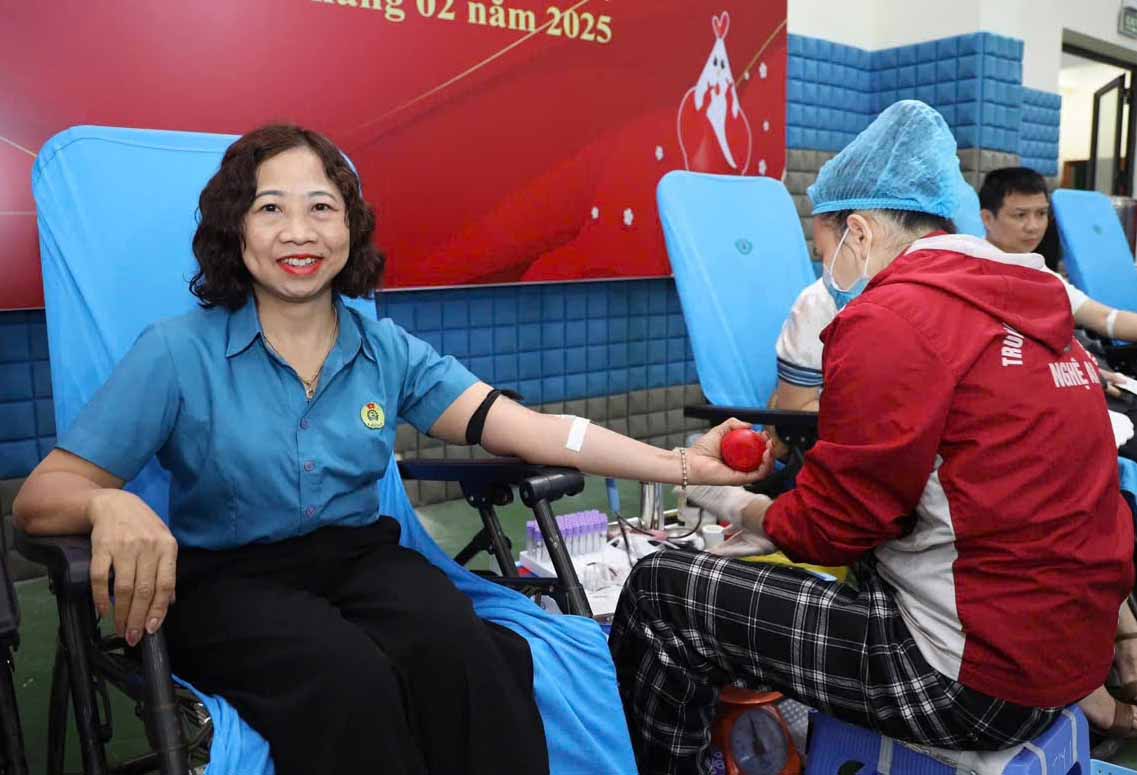 Ms. Pham Thi Thu Huong - President of the Hong Linh Town Labor Federation participated in voluntary blood donation. Photo: Linh Hong.