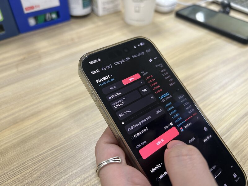 Despite owning many Pi, many players are still waiting to see others take profits when Pi is on the floor. Photo: Anh Vu