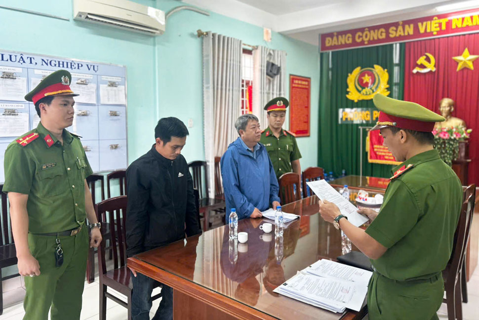 Cơ quan CSĐT Công an tỉnh Bình Định thi hành lệnh bắt tạm giam bị can Trần Ngọc Hiền - nguyên Chủ tịch UBND phường Nhơn Bình và bị can Nguyễn Văn Luôn - nguyên cán bộ địa chính phường Nhơn Bình. Ảnh: Kiều Anh