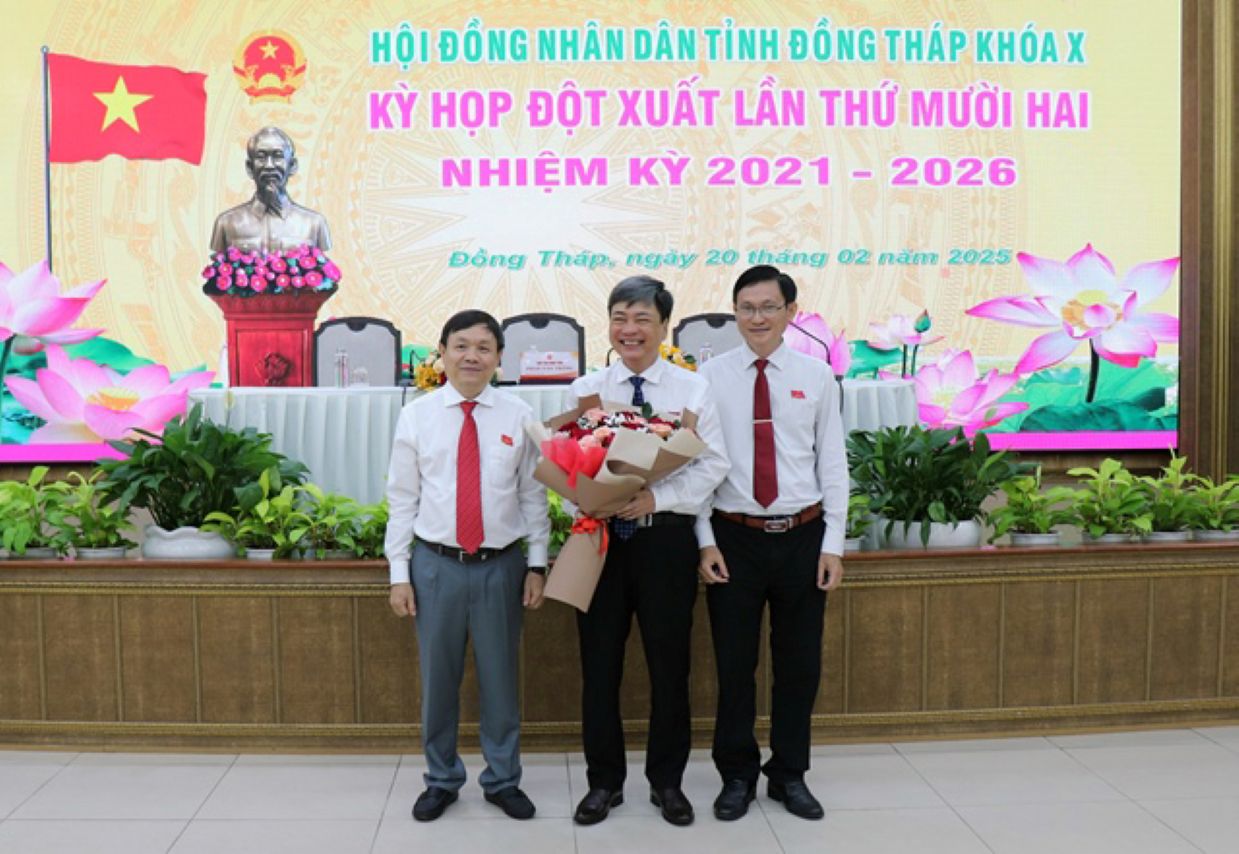 Lanh dao HDND tinh Dong Thap tang hoa chuc mung ong Pham Van Chuan (giua anh) duoc tin nhiem bau lam Pho Chu tich HDND  tinh Dong Thap. Anh: Cong thong tin tinh Dong Thap 