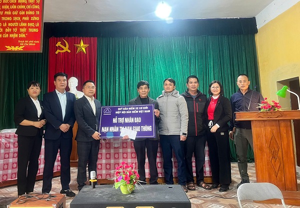 The victim's family received humanitarian support when the vehicle owner did not buy motorbike insurance. Photo: Vietnam Insurance Association