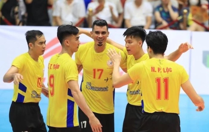 Foreign player Evandro (17) continues to wear the Sanest Khanh Hoa men's volleyball team jersey to compete in the 2025 national championship. Photo: VFV