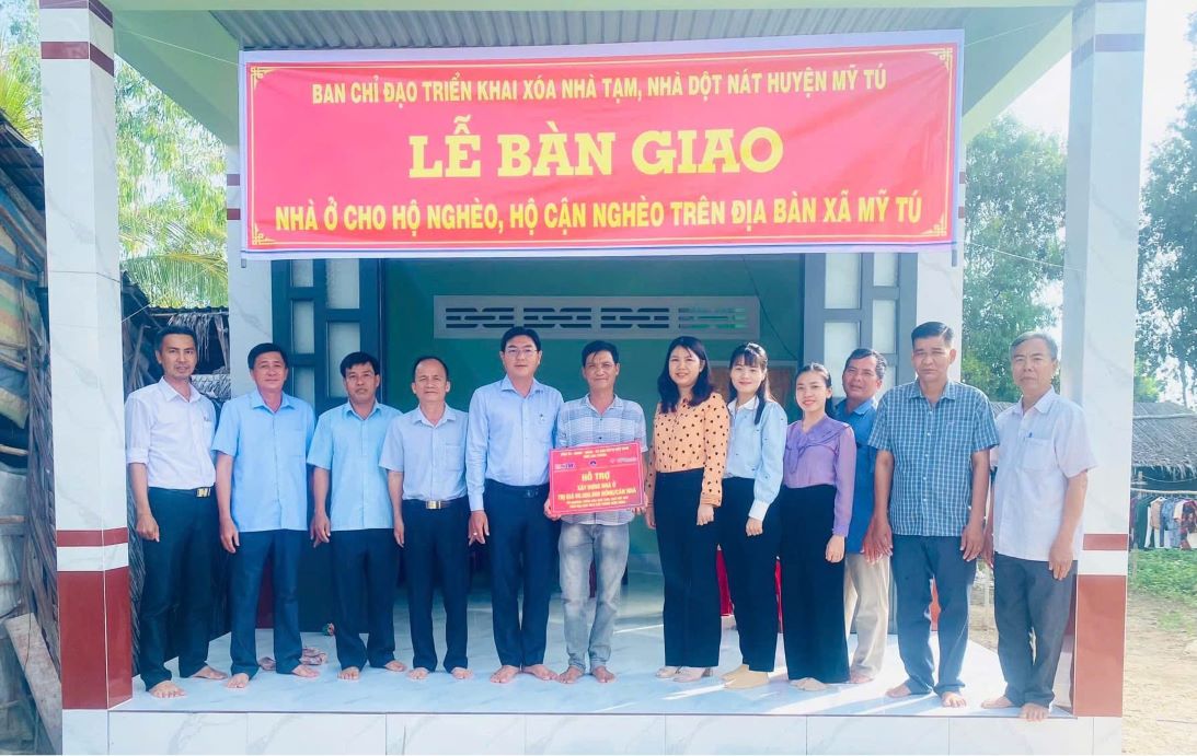 Bàn giao nhà cho hộ khó khăn về nhà ở trên địa bàn tỉnh Sóc Trăng. Ảnh: Quang Thuận