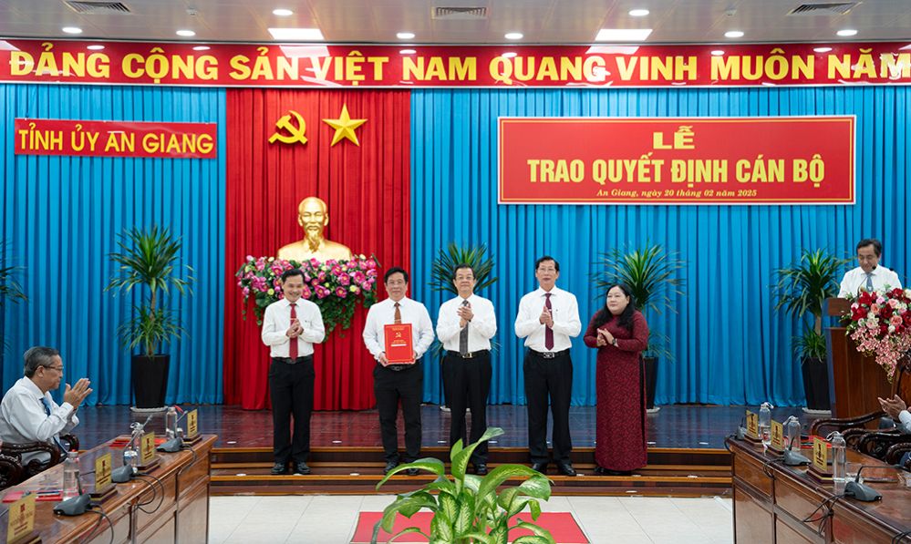 Bi thu Tinh uy An Giang Le Hong Quang trao quyet dinh chi dinh ong Ho Van Mung  - Uy vien du khuyet Ban Chap hanh Trung uong Dang, Pho Bi thu Tinh uy, Chu tich UBND tinh An Giang giu chuc Bi thu Dang uy Dang bo UBND tinh. Anh: Cong thong tin dien tu tinh An Giang