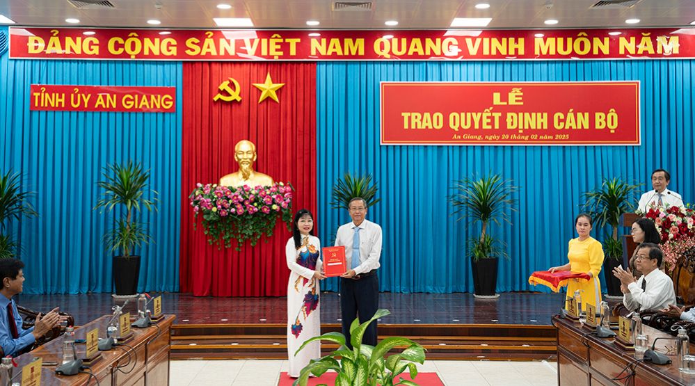 Trao quyet dinh  phan cong ba Tran Thi Thanh Huong giu chuc vu Truong ban Tuyen giao va Dan van Tinh uy An Giang. Anh: Cong thong tin dien tu tinh An Giang.