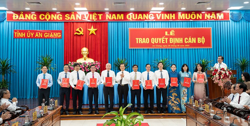 Ban Thuong vu Tinh uy An Giang cong bo quyet dinh sap xep, bo nhiem nhieu to chuc, can bo chu chot. Anh: Cong thong tin dien tu tinh An Giang