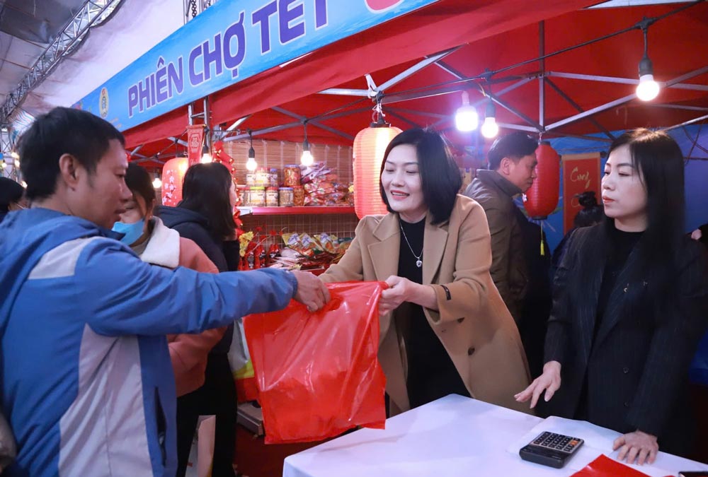 Union members buy goods for free at the 0 VND booth during the 2025 Lunar New Year organized by the Ha Tinh City Labor Federation. Photo: Tran Tuan