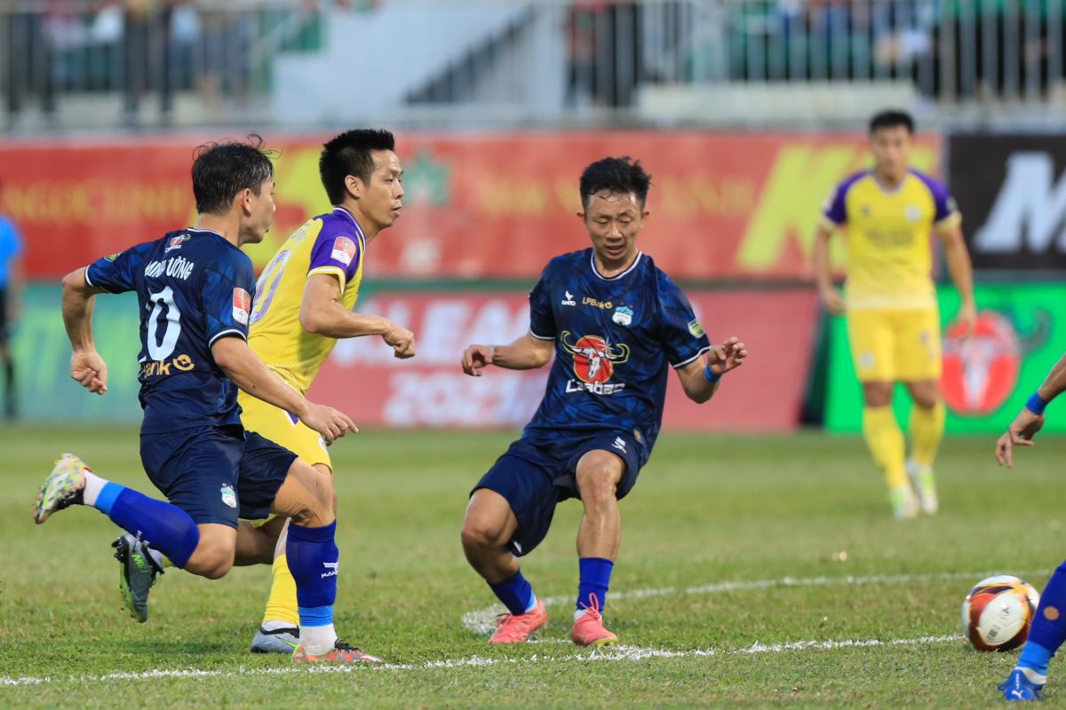 Van Quyet and the Hanoi FC players will have a difficult match at Hoang Anh Gia Lai Stadium. Photo: Minh Dan
