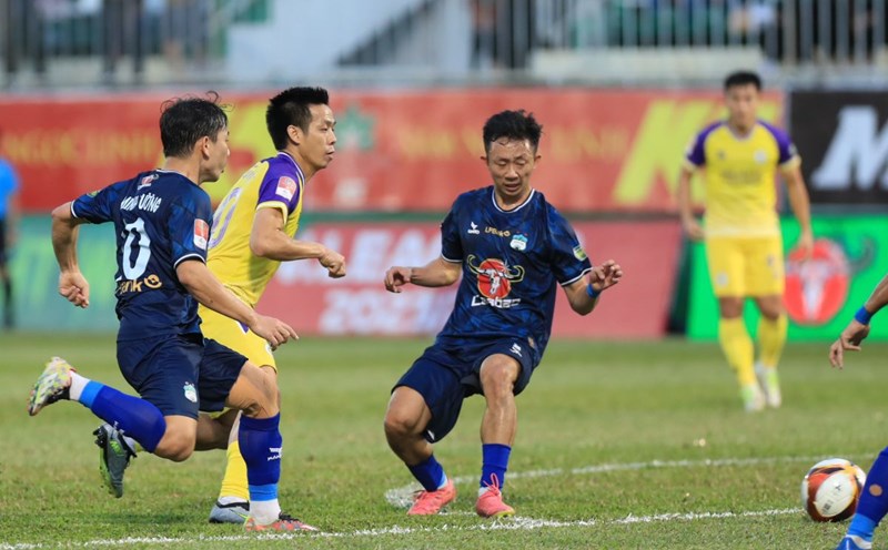 Van Quyet and the Hanoi FC players will have a difficult match at Hoang Anh Gia Lai Stadium. Photo: Minh Dan
